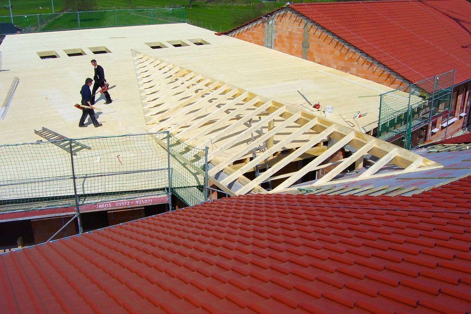 Mitarbeiter bauen ein neues Dach